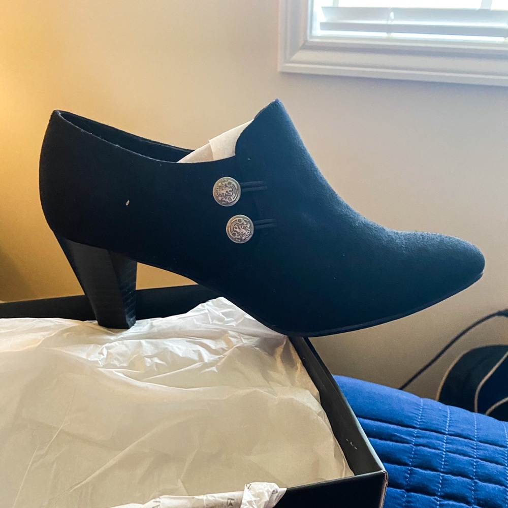 NEVER BEEN WARN Rialto 9m. 2.5 in heel slips on.